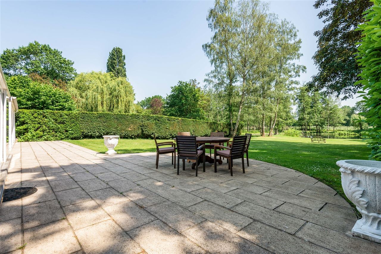 Villa met Franse allure op een royaal domein van 12.482 m²