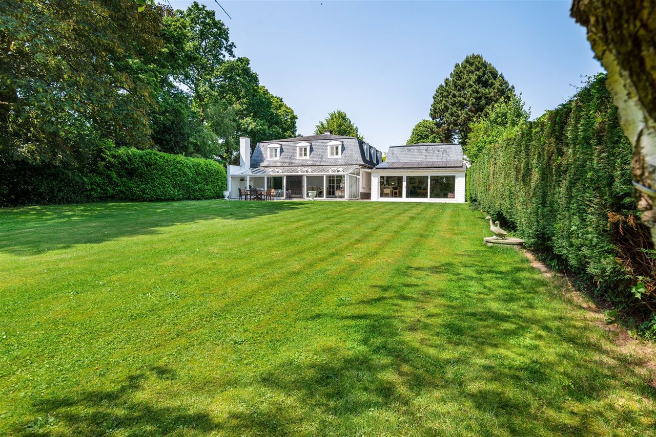 Villa met Franse allure op een royaal domein van 12.482 m²