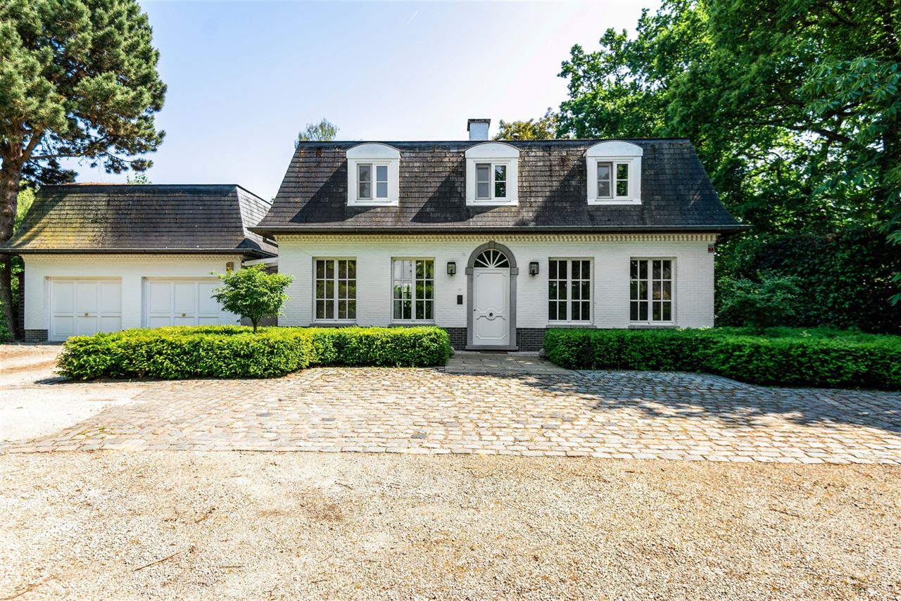 Villa met Franse allure op een royaal domein van 12.482 m²