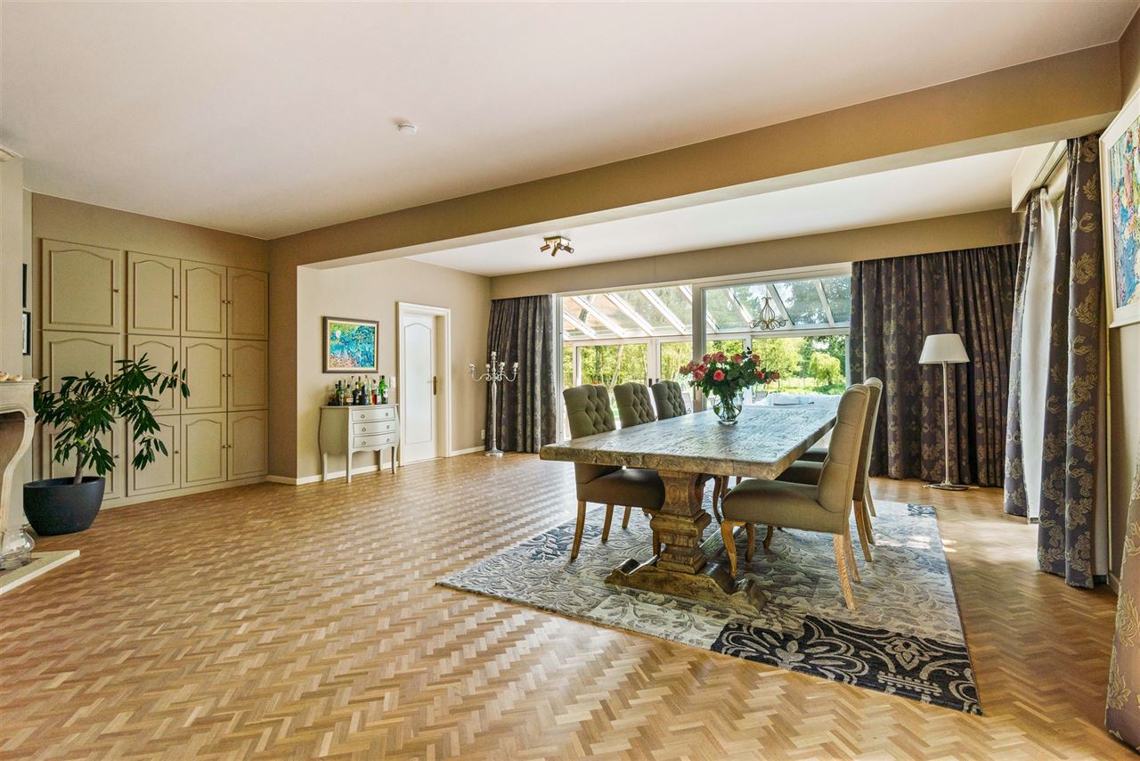 Villa met Franse allure op een royaal domein van 12.482 m²
