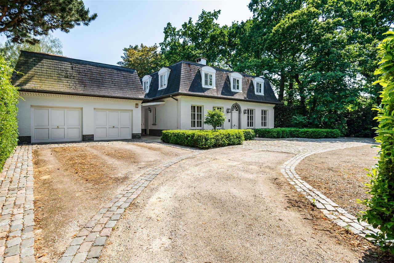 Villa met Franse allure op een royaal domein van 12.482 m²