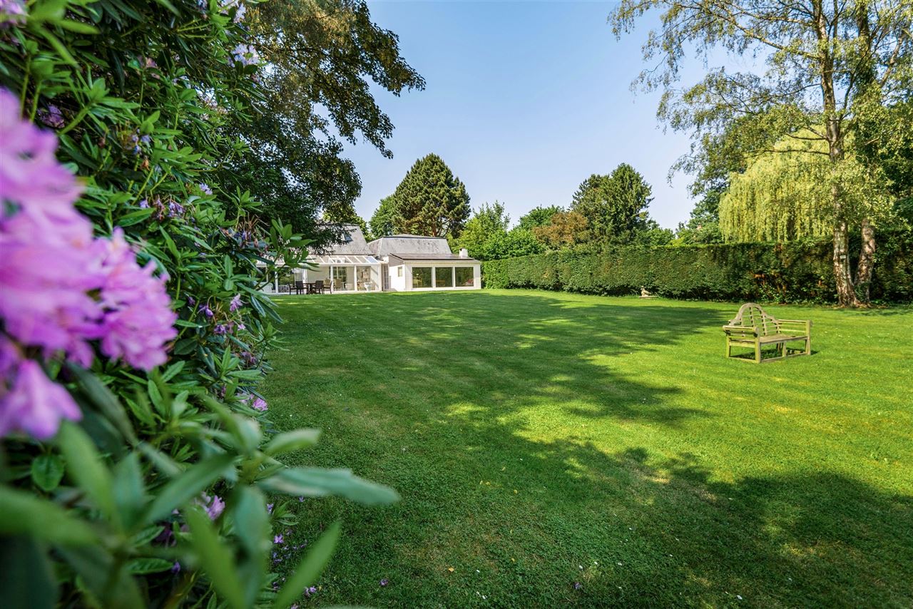 Villa met Franse allure op een royaal domein van 12.482 m²