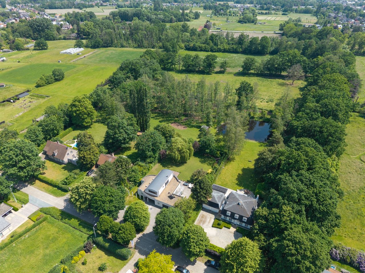 Villa met Franse allure op een royaal domein van 12.482 m²