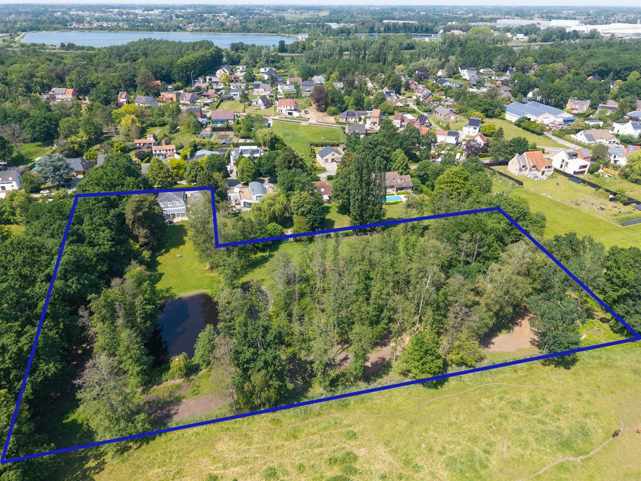Villa met Franse allure op een royaal domein van 12.482 m²