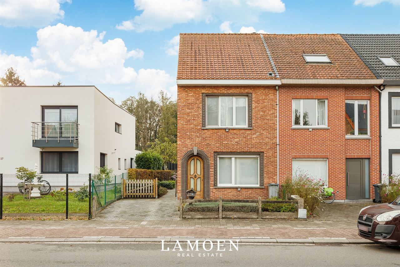 Ruime halfopen bebouwing op uitstekende locatie