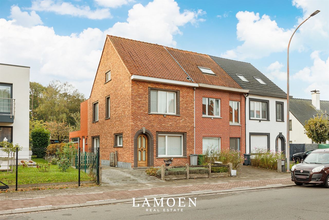 Ruime halfopen bebouwing op uitstekende locatie