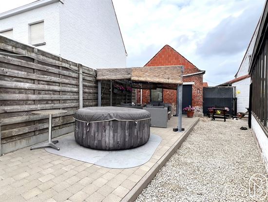 backyard-patio-with-hot-tub