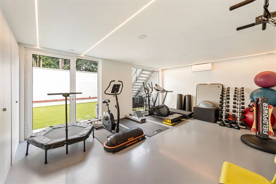 TOPGELEGEN commercieel handelspand met appartement.