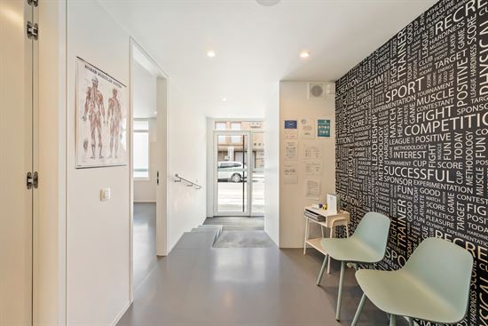 TOPGELEGEN commercieel handelspand met appartement.