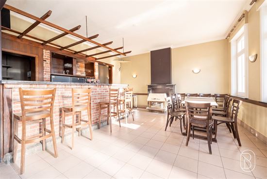 rustic-bar-and-dining-area