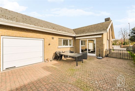 brick-house-patio-and-garage