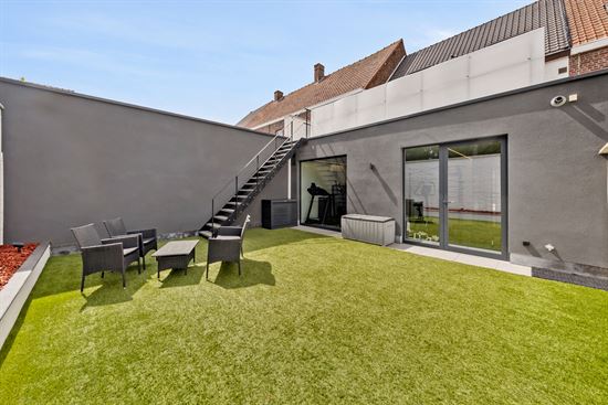 TOPGELEGEN commercieel handelspand met appartement.
