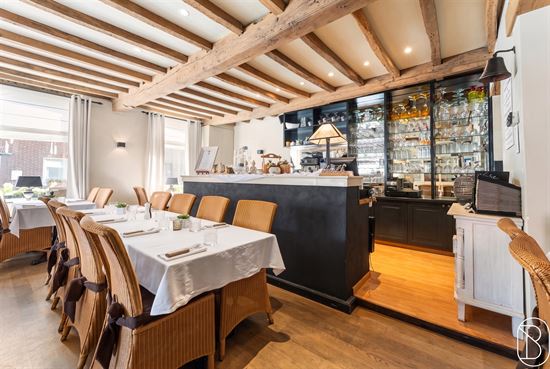 rustic-restaurant-dining-interior