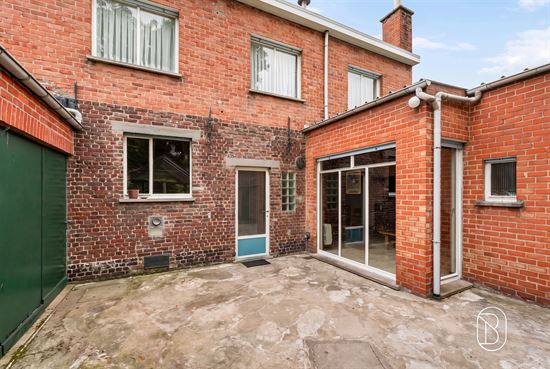 brick-house-backyard-patio-courtyard