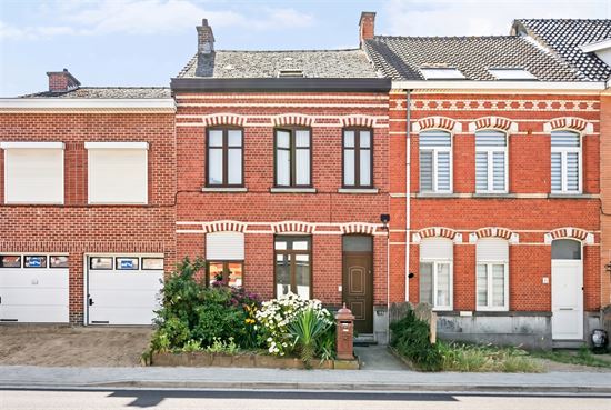 red-brick-townhouse-facade