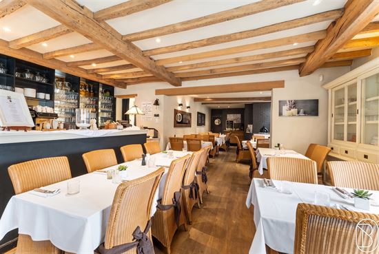 rustic-restaurant-dining-room-interior