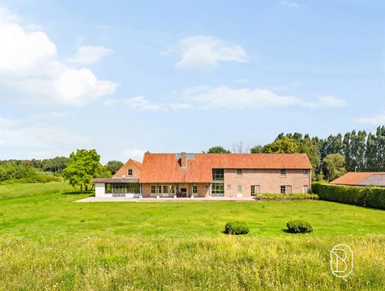 spacious-rural-brick-farmhouse-exterior