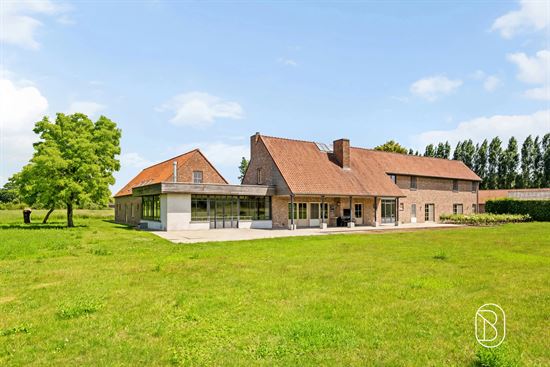 modern-country-farmhouse-with-lawn