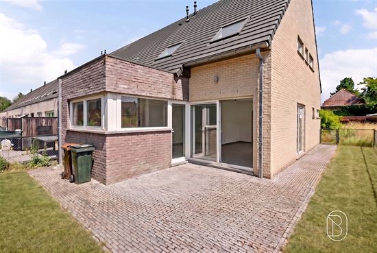 brick-house-backyard-patio