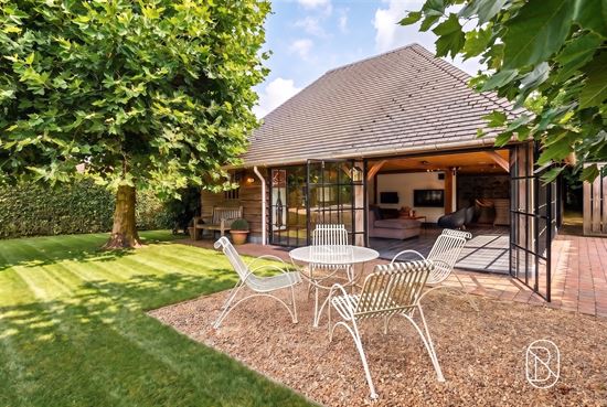 cozy-garden-house-with-patio