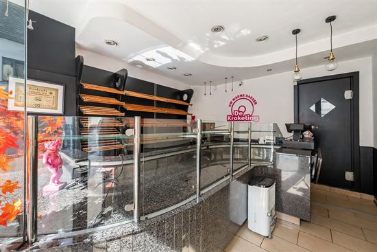 empty-bakery-shop-interior