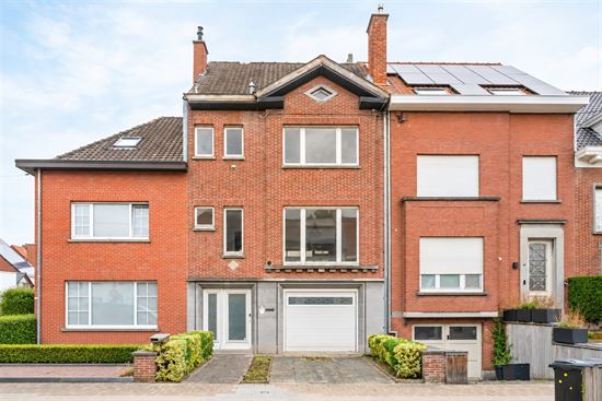 brick-townhouse-backyard-facade