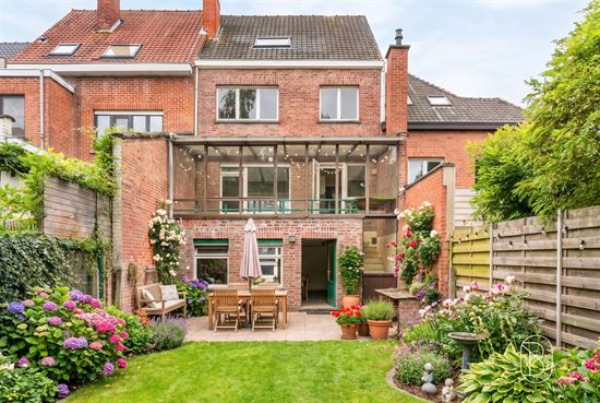 brick-townhouse-backyard-facade