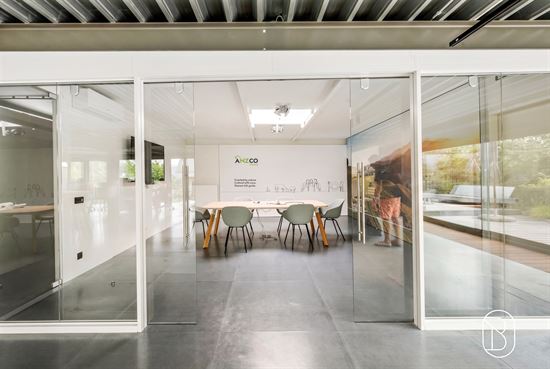 modern-glass-office-meeting-room