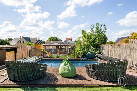 backyard-deck-with-swimming-pool