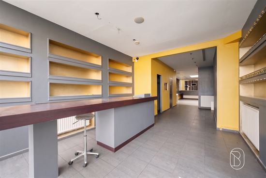 empty-commercial-retail-interior