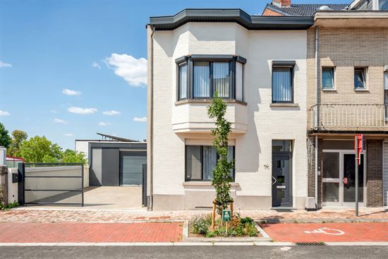 modern-white-townhouse-exterior
