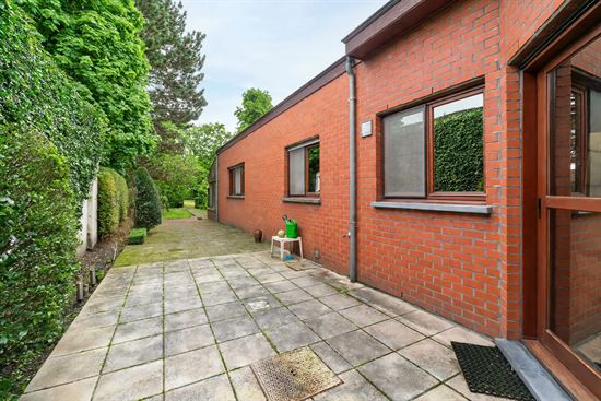 brick-house-patio-and-backyard