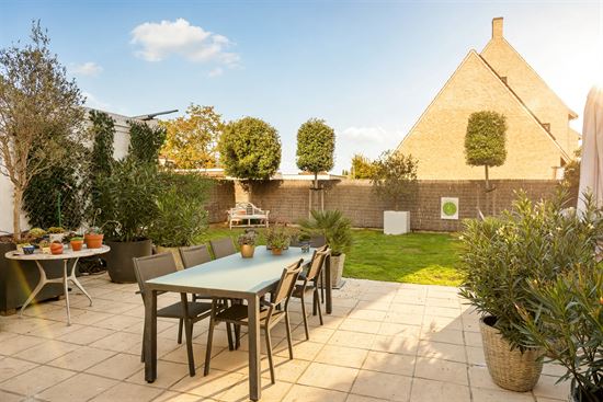 sunny-backyard-patio-and-garden