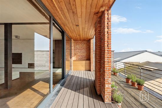 modern-rooftop-terrace-with-wooden-decking