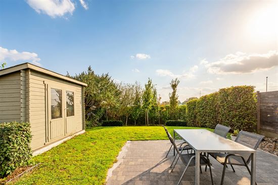 spacious-backyard-with-garden-shed