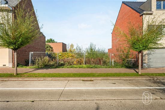 vacant-lot-between-houses