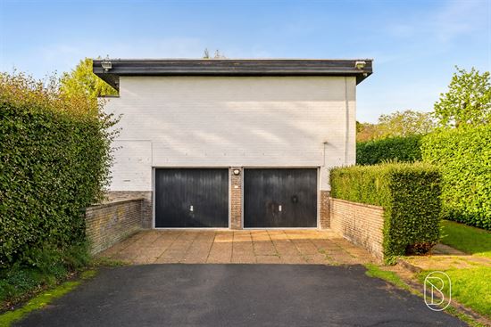 white-brick-double-garage