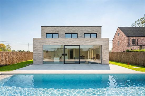 modern-villa-exterior-with-swimming-pool