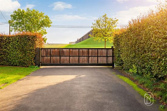 driveway-with-wooden-gate
