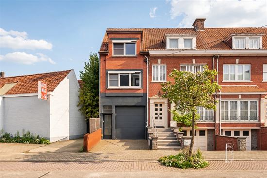 brick-townhouse-facade-exterior