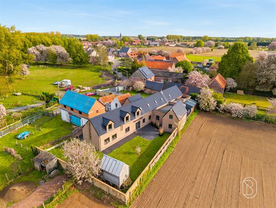 aerial-view-modern-rural-countryside-home