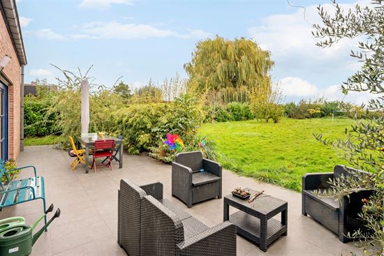 spacious-backyard-with-patio-seating