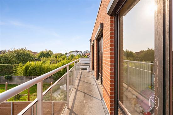 brick-apartment-balcony-view