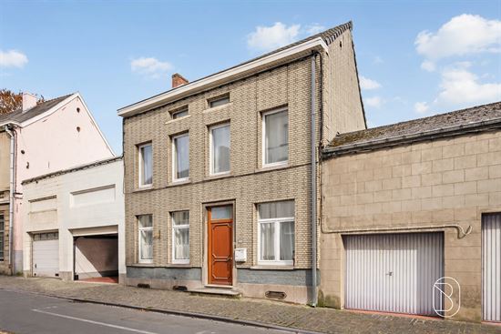 brick-townhouse-exterior-street-view