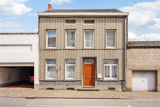 traditional-brick-townhouse-facade