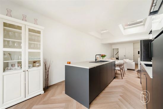 modern-kitchen-with-black-island