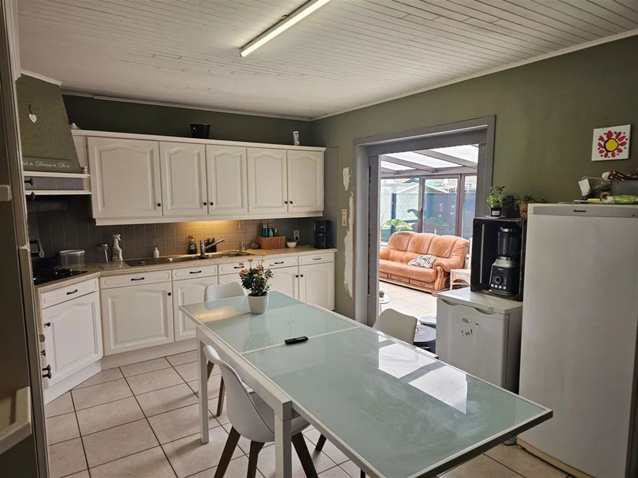 Te renoveren woning met 4 slaapkamers in groene, landelijke omgeving.