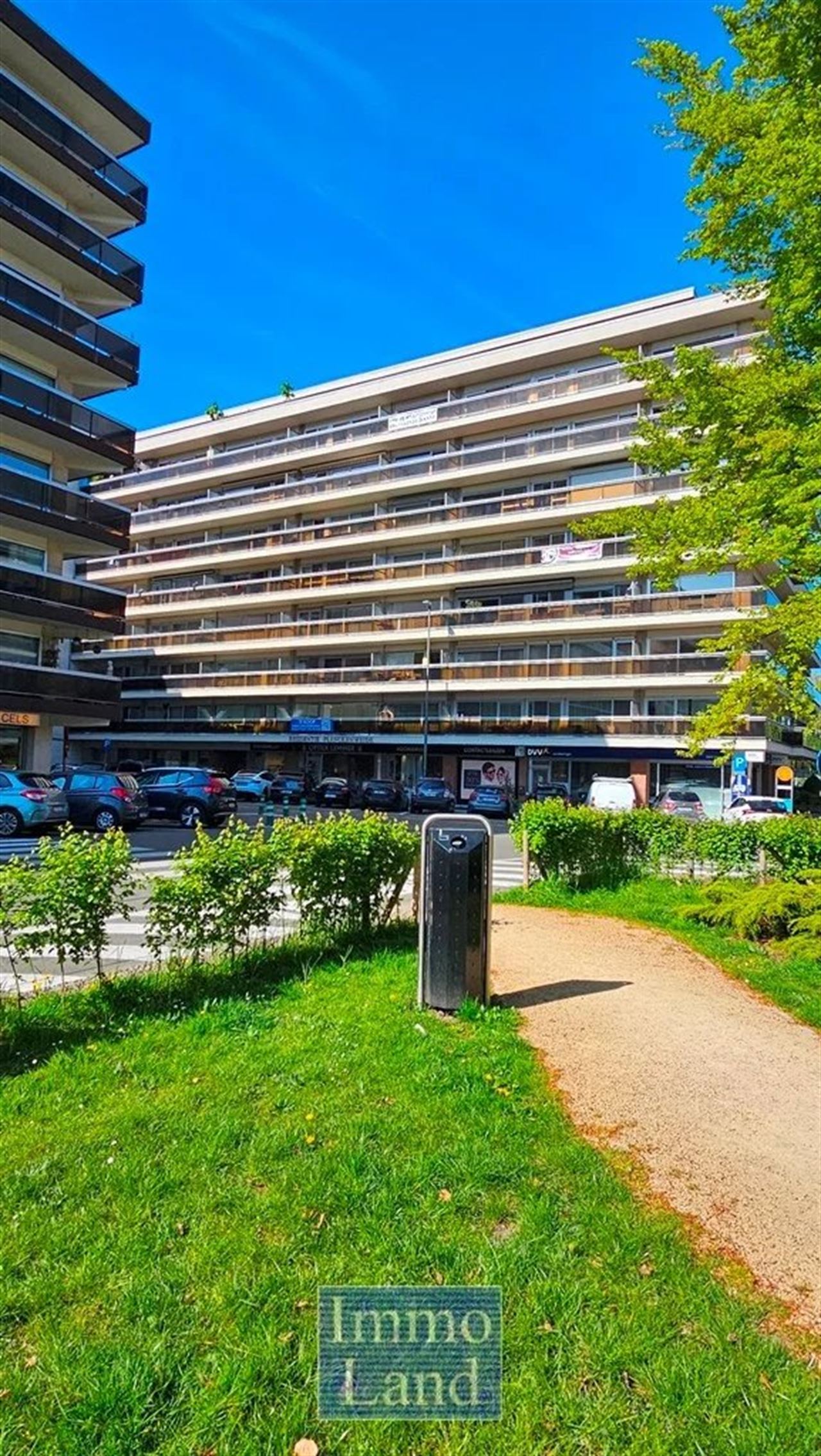 Modern appartement met 2 terrassen gelegen met aan het Sint Katarinaplein. (Meer info op www.immoland.com)