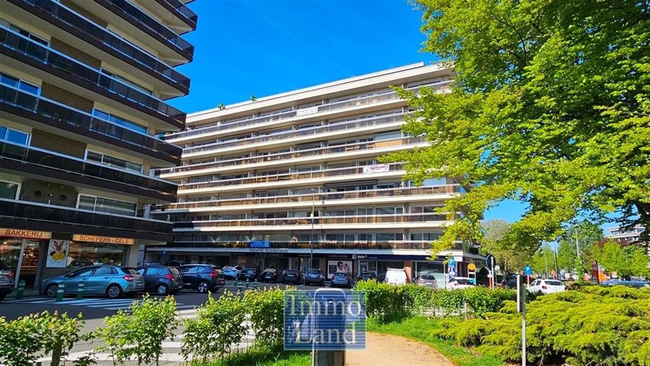 Modern appartement met 2 terrassen gelegen met aan het Sint Katarinaplein. (Meer info op www.immoland.com)