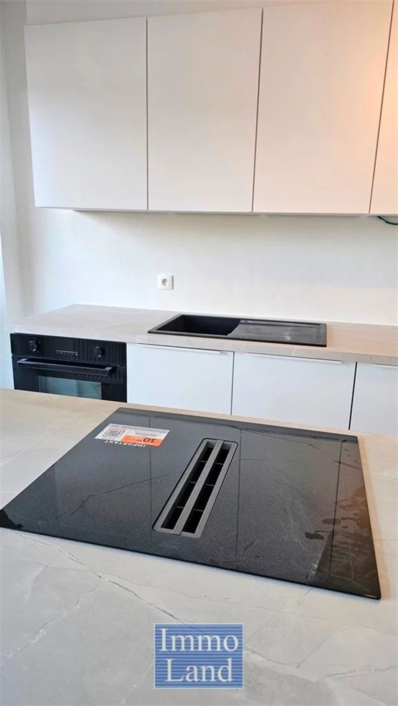 Modern appartement met 2 terrassen gelegen met aan het Sint Katarinaplein. (Meer info op www.immoland.com)